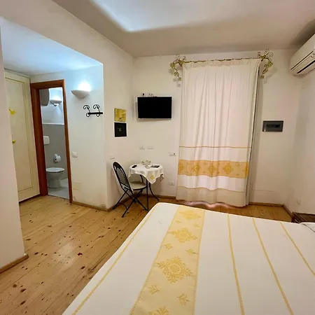 Note Sulla Piazza Oda ve Kahvaltı Cagliari